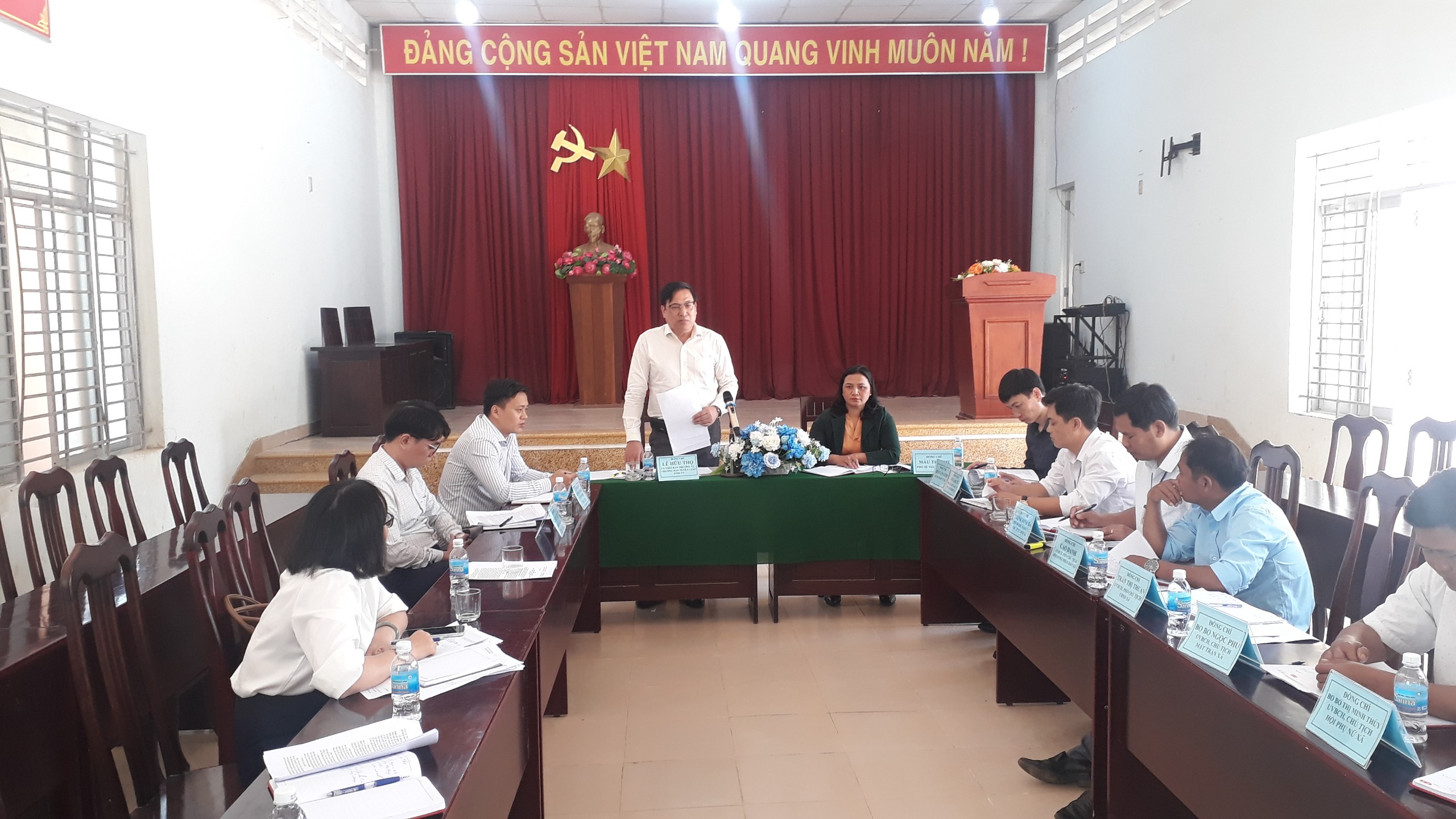 Đồng chí Lê Hữu Thọ làm việc với Đảng ủy xã Sơn Lâm